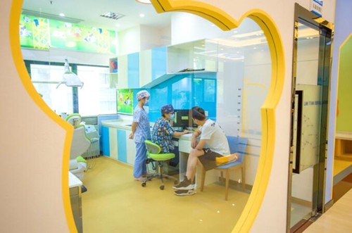 柳州蓝天口腔门诊部儿童牙科诊疗室