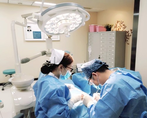 北京哪家口腔医院做老年人种植牙技术好？上颌窦提升术价格是多少？