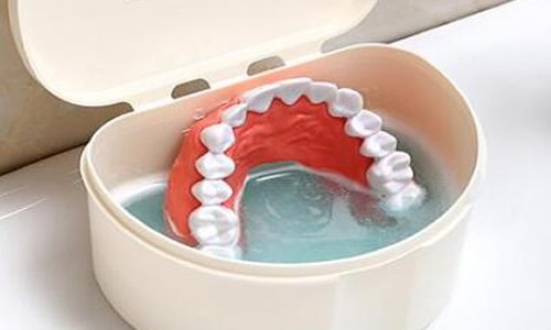 满口假牙怎么清洗，来看假牙清洗保养方法