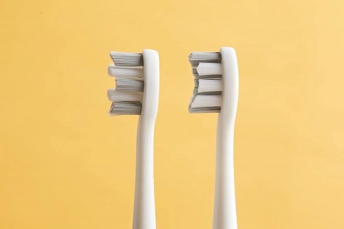 选一把好牙刷，可以保护牙齿让牙齿晚掉几年