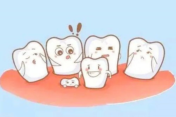 后悔给小孩拔双排牙晚了,当初孩子长了双排牙医生建议别拔,差点毁恒牙!
